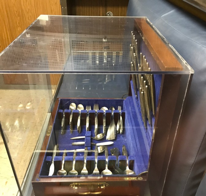 Zirconium flatware set.