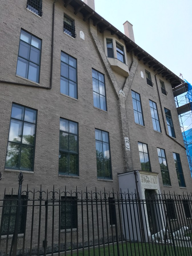 Front of the Isabella Stewart Gardner Museum.