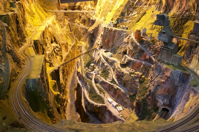Canyon mining railroad set.