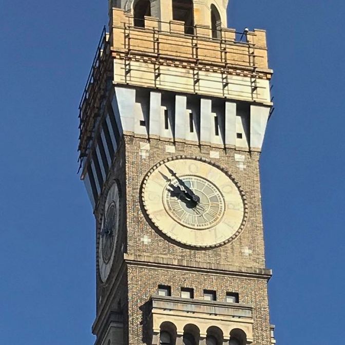 Clock face that says BROMO SELTZER, with the hands of the clock pointing at the 11:00 position.