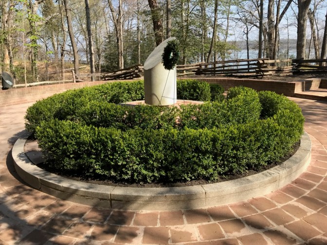 Marker indicating memorial to mass grave for slaves.