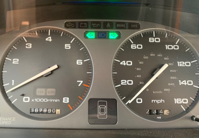 Gauge cluster of 1994 Acura Legend.