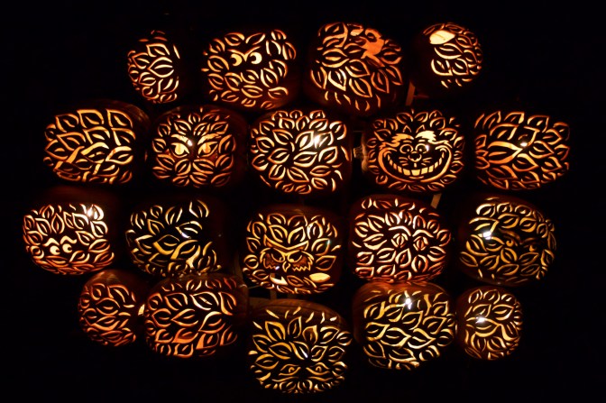 Treetop from Alice in Wonderland, with different animals and a Cheshire cat in the tree.