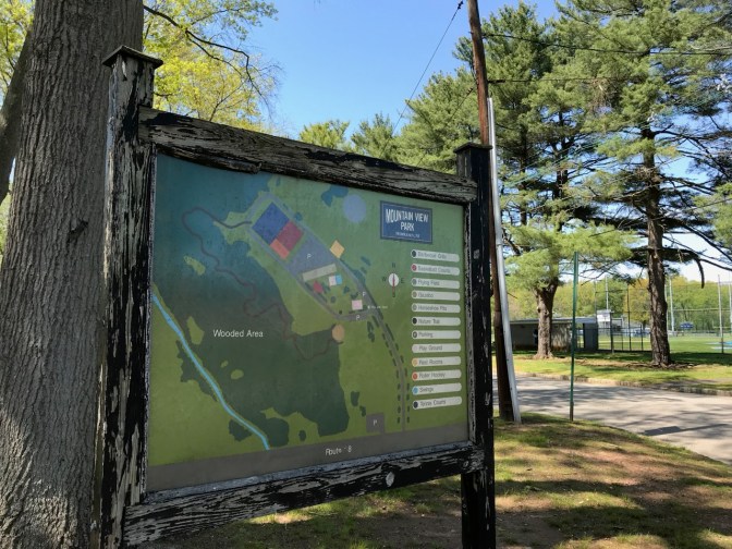 Sign by entrance to Mountain View Park, with park map.