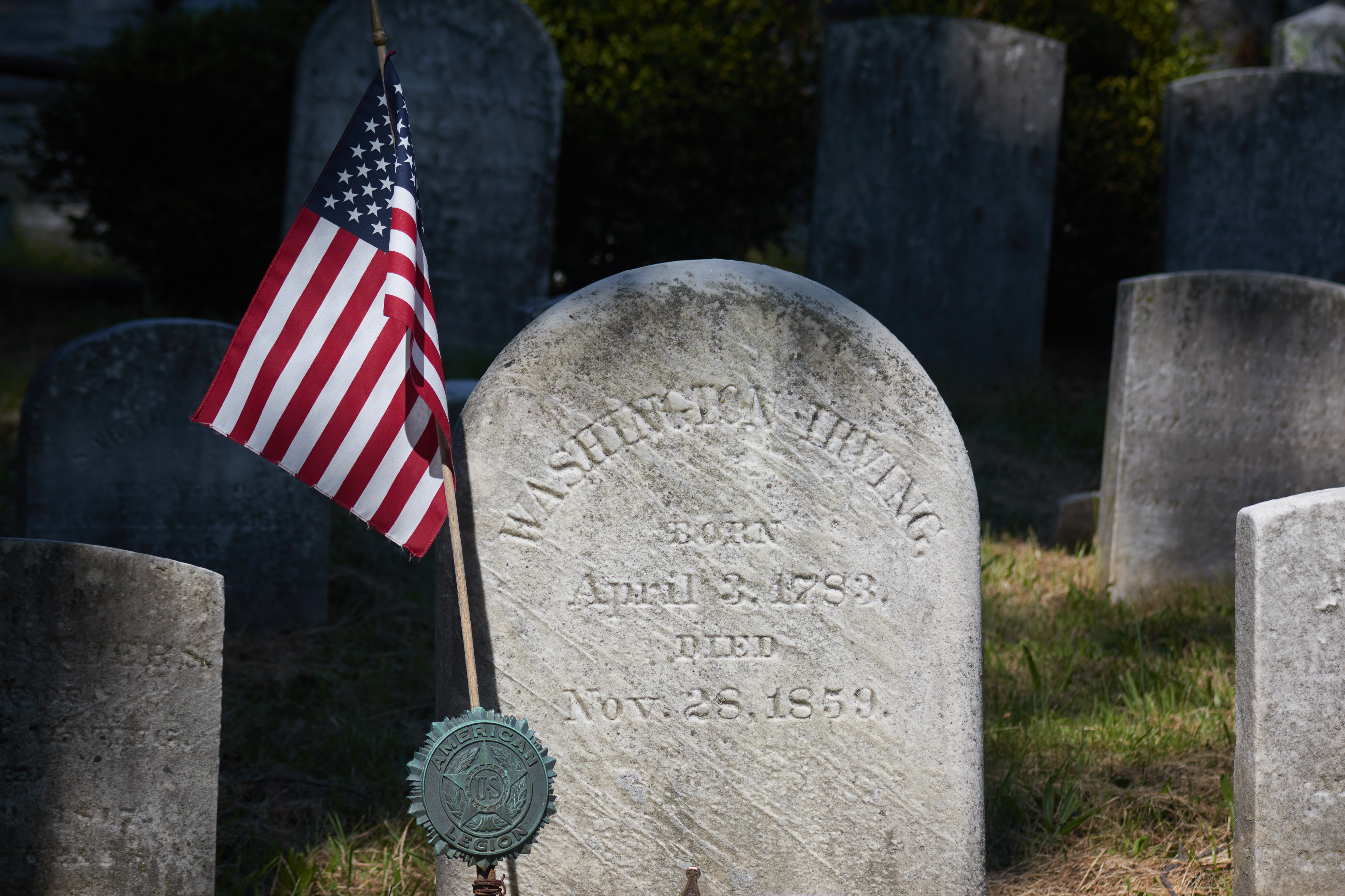 Tombstone that reads WASHINGTON IRVING BORN APRIL 3 1783 DIED NOV 28 1859.
