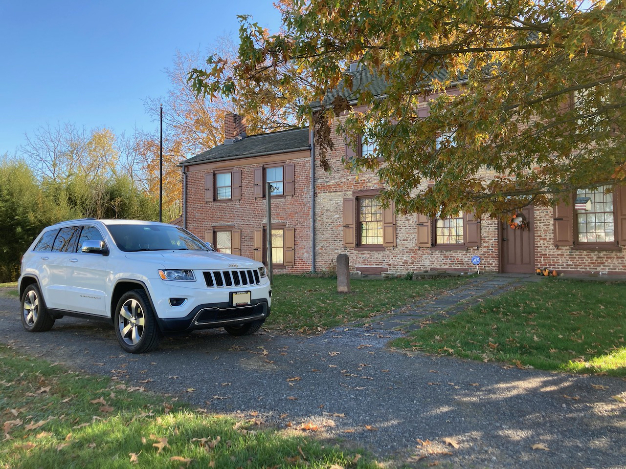 2014 Jeep Grand Cherokee parked in front of Van Veghten House.