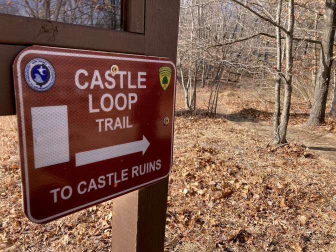 Sign that reads CASTLE LOOP TRAIL TO CASTLE RUINS