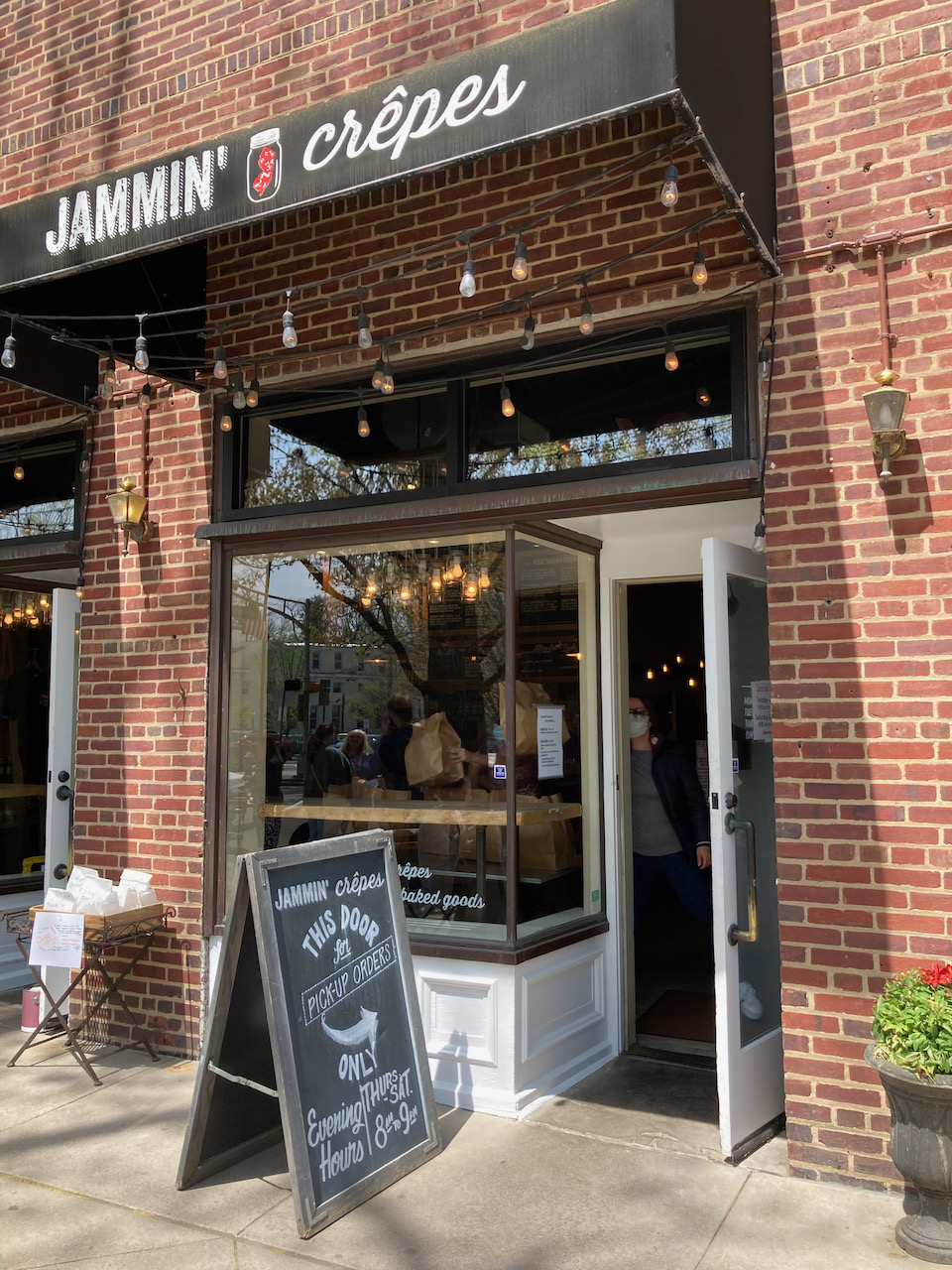Exterior of Jammin Crepes in Princeton.