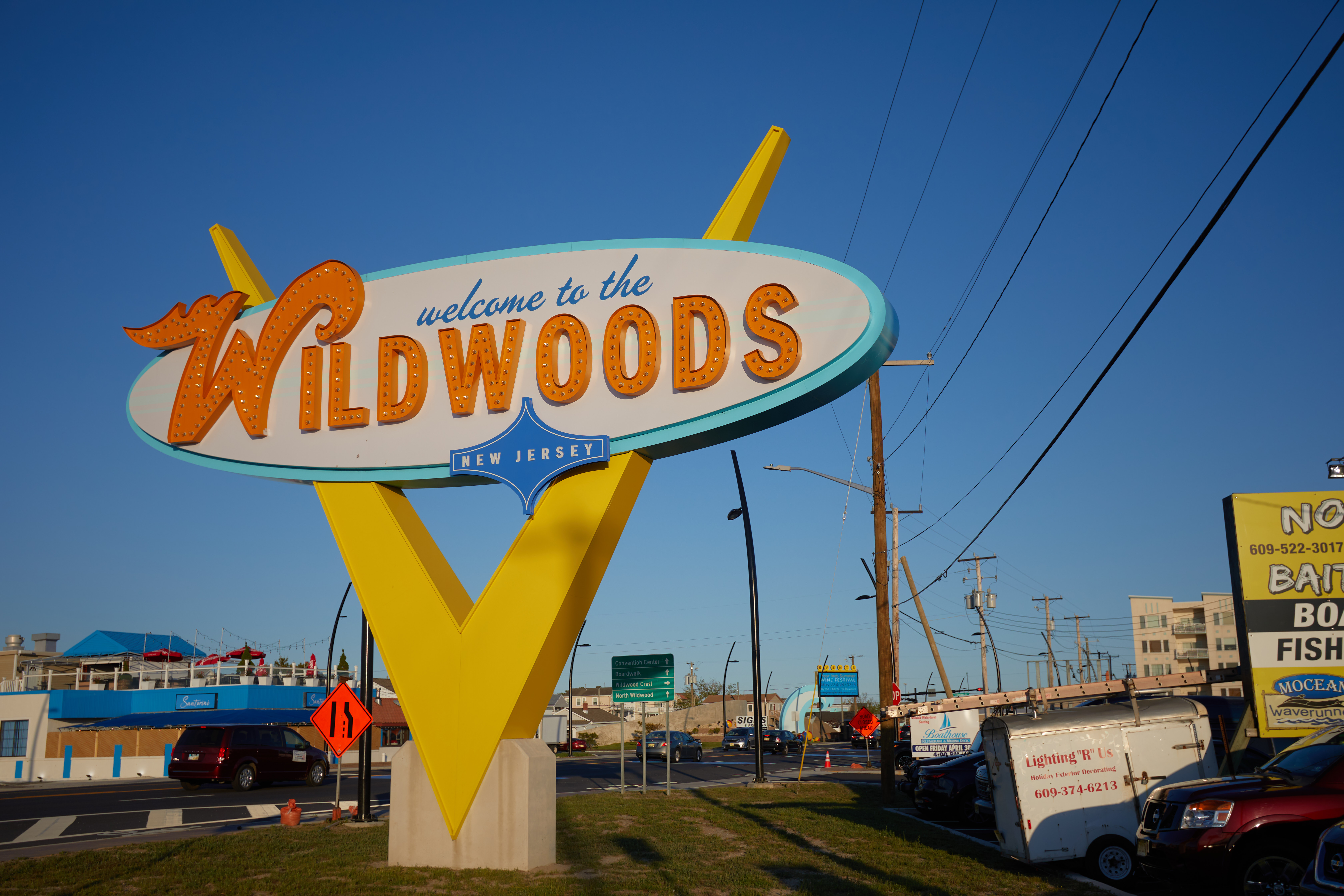 Large doo-wop style sign that says WELCOME TO THE WILDWOODS.