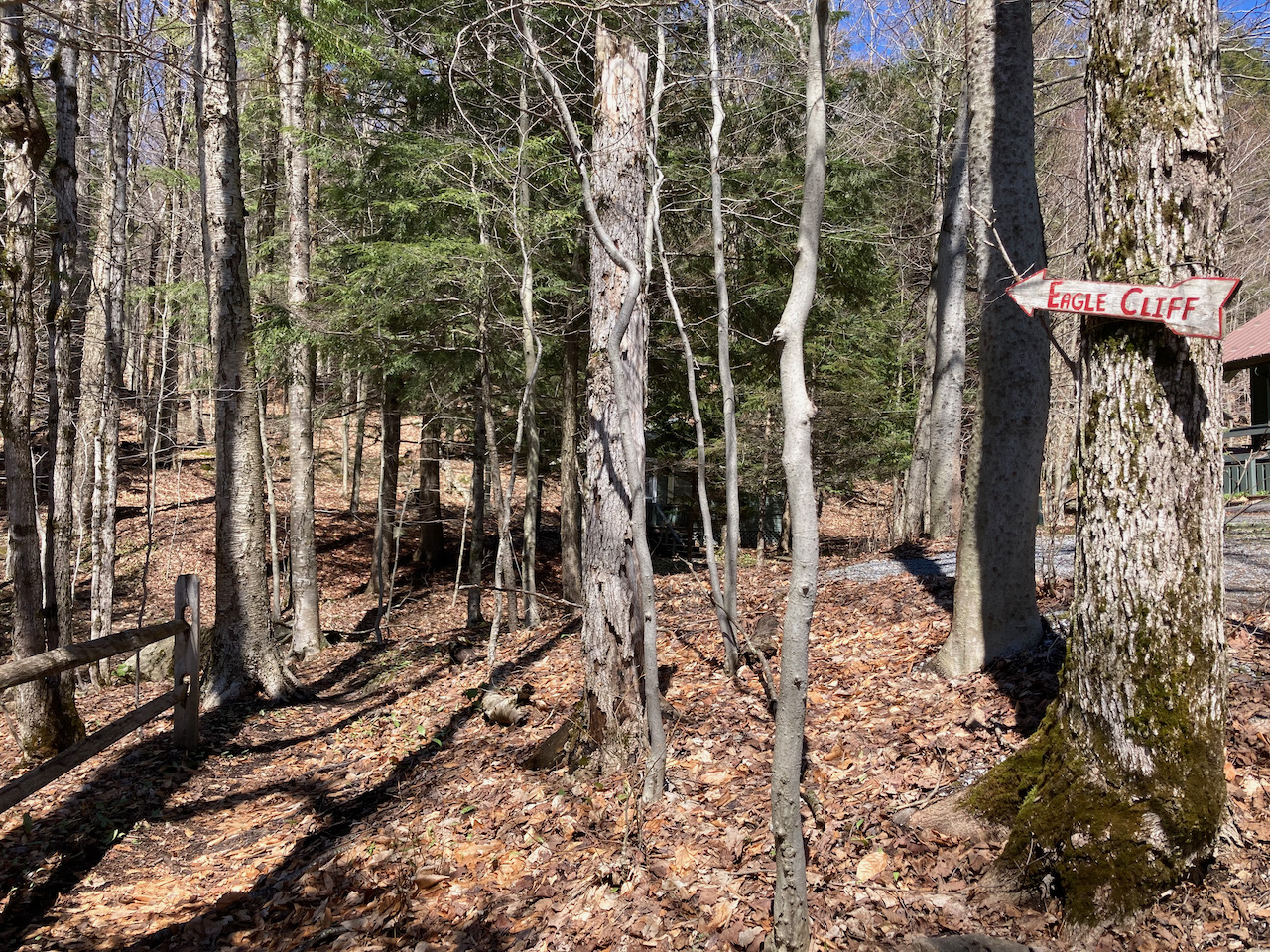 Small arrow pointing to Eagle Cliff.