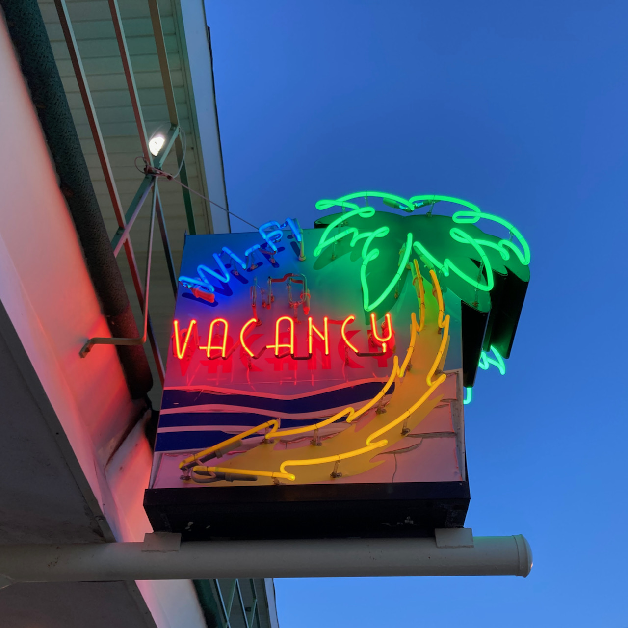 Neon sign advertising vacancy and wifi.