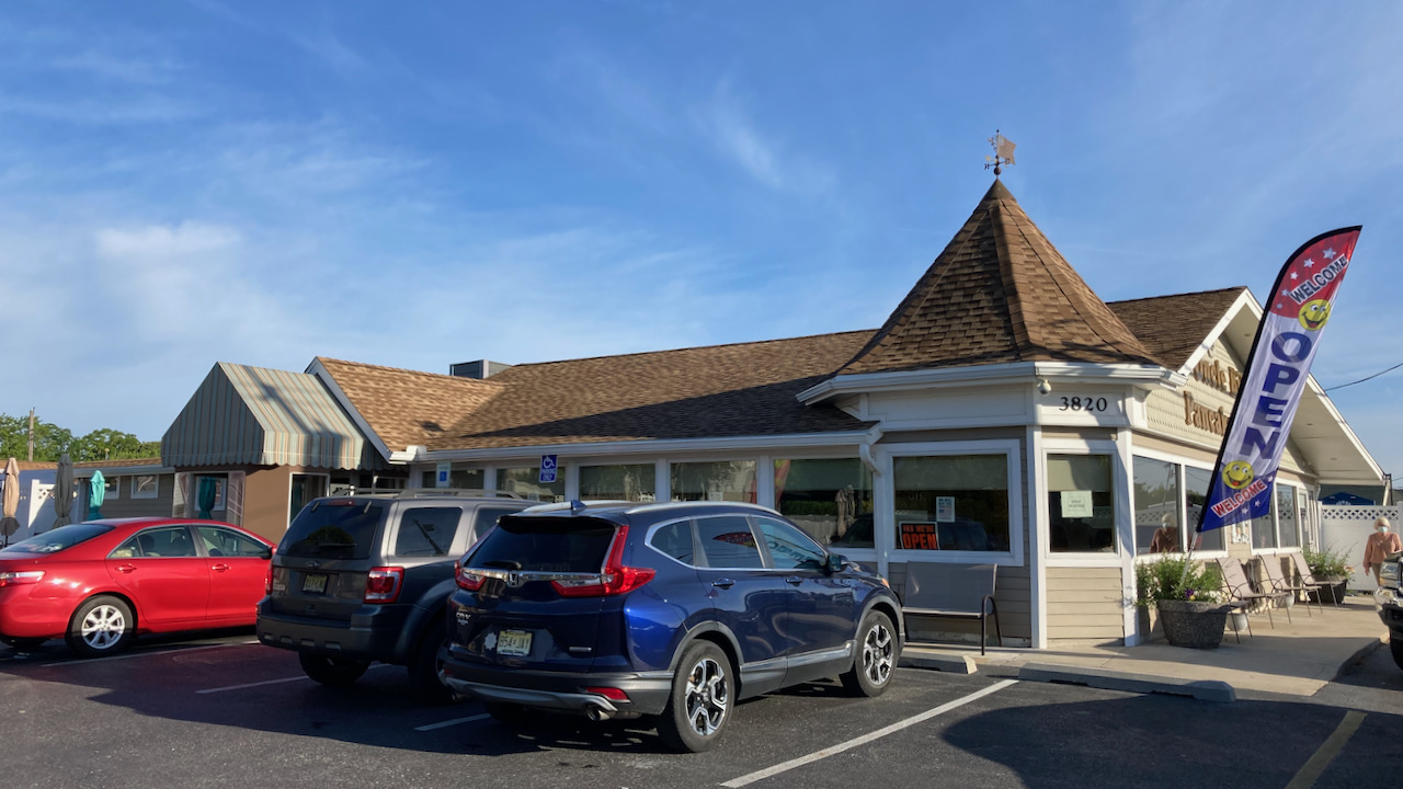 Exterior of Uncle Bill's Pancake House.