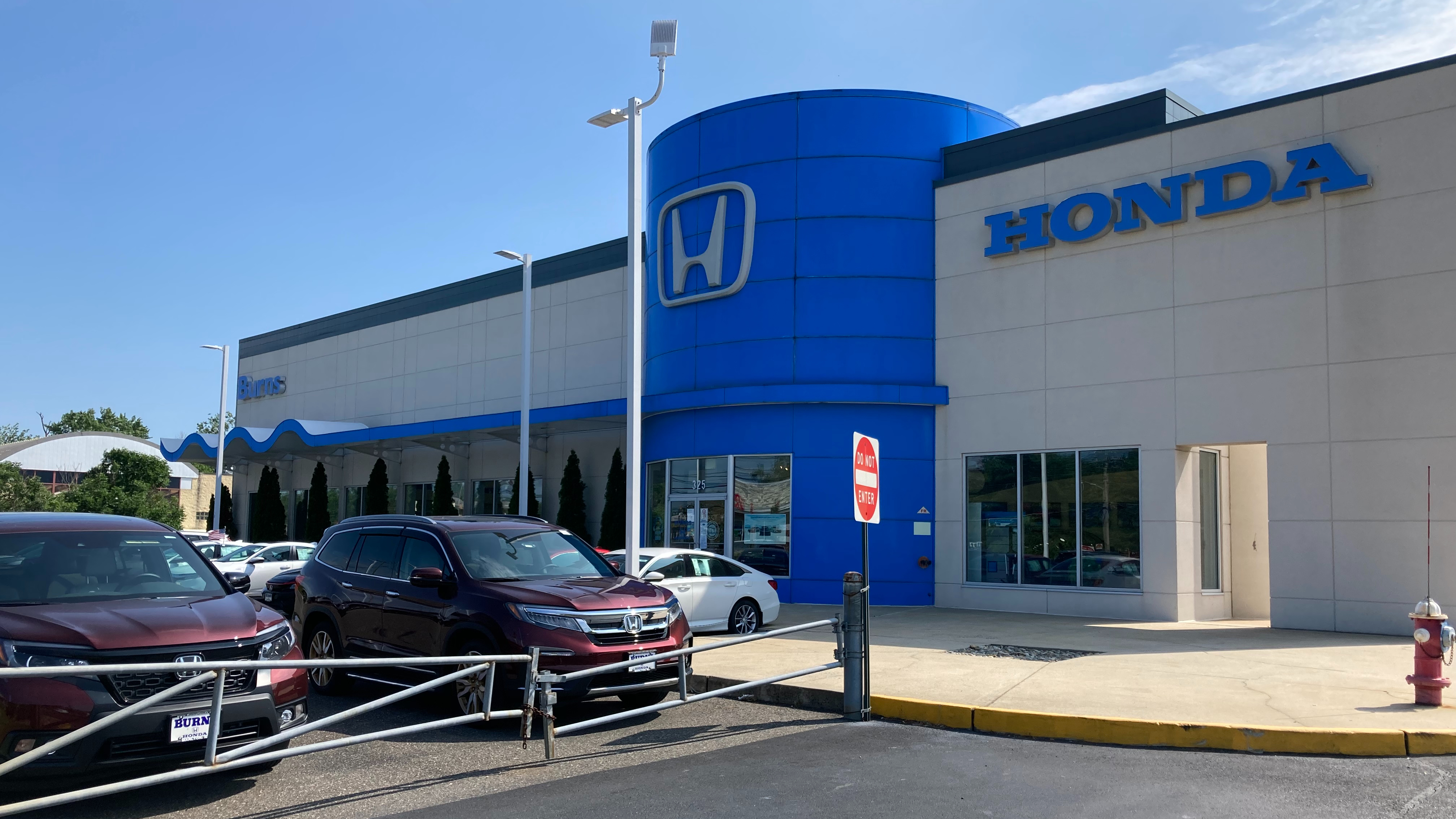 Exterior of Burns Honda dealership.