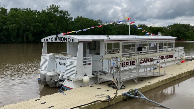 Pontoon passenger boat LIL DIAMOND II.