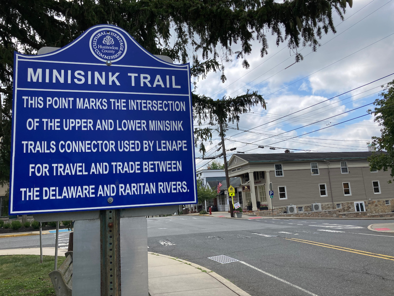 Sign that reads MINISINK TRAIL - THIS POINT MARKS THE INTERSECTION OF THE UPPER AND LOWER MINISINK TRAILS CONNECTOR USED BY LENAPE TO TRAVEL AND TRADE BETWEEN DELAWARE AND RARITAN RIVERS.