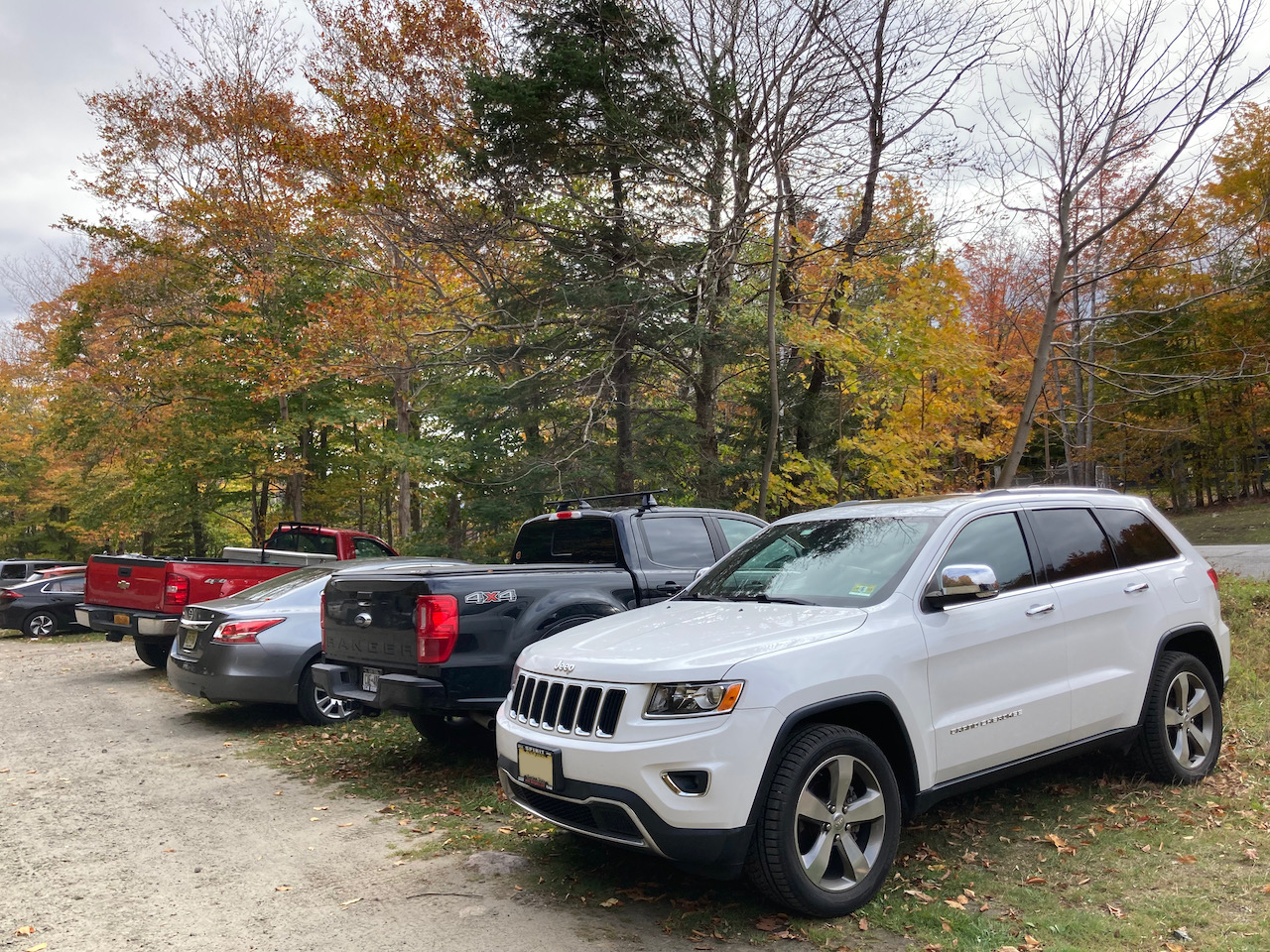 2014 Jeep Grand Cherokee in parking lot for Blue Mountain. 