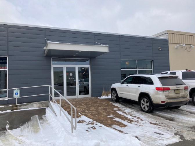 2014 Jeep Grand Cherokee parked in front of Dahl Auto Museum.