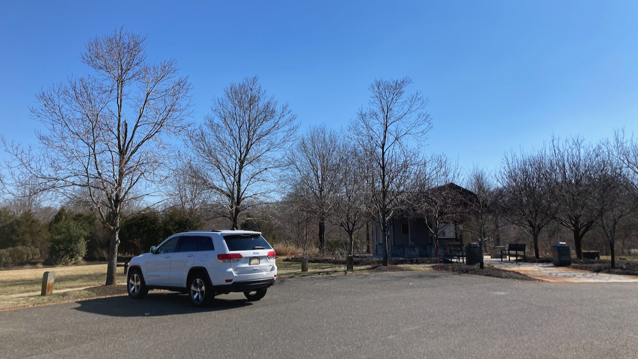 2014 Jeep Grand Cherokee parked near Boundary Creek visitor center.