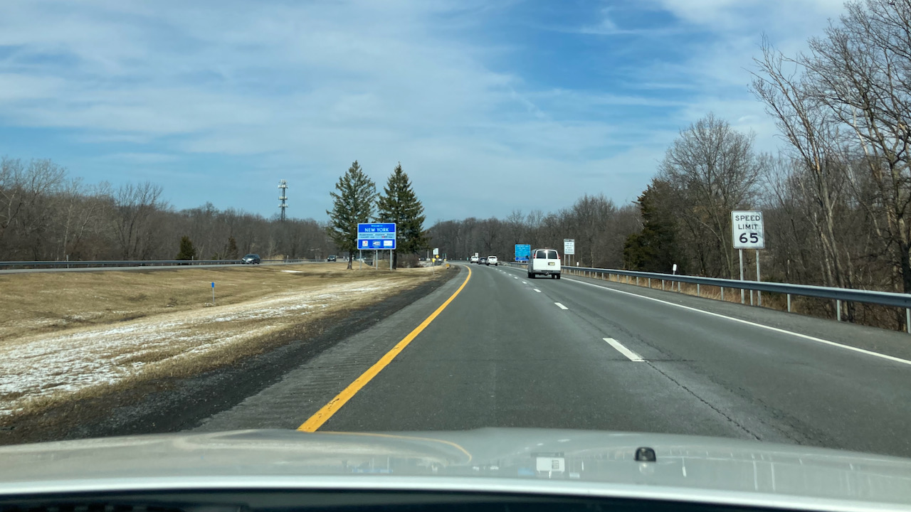 I-87 in New York with WELCOME TO NEW YORK road sign on left shoulder.