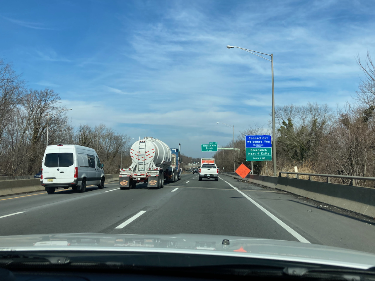 I-95 in Connecticut with road sign that says CONNECTICUT WELCOMES YOU.