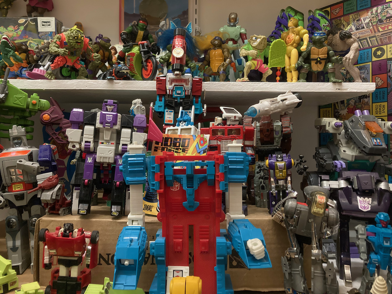 Transformers and other toys, oh shelves.