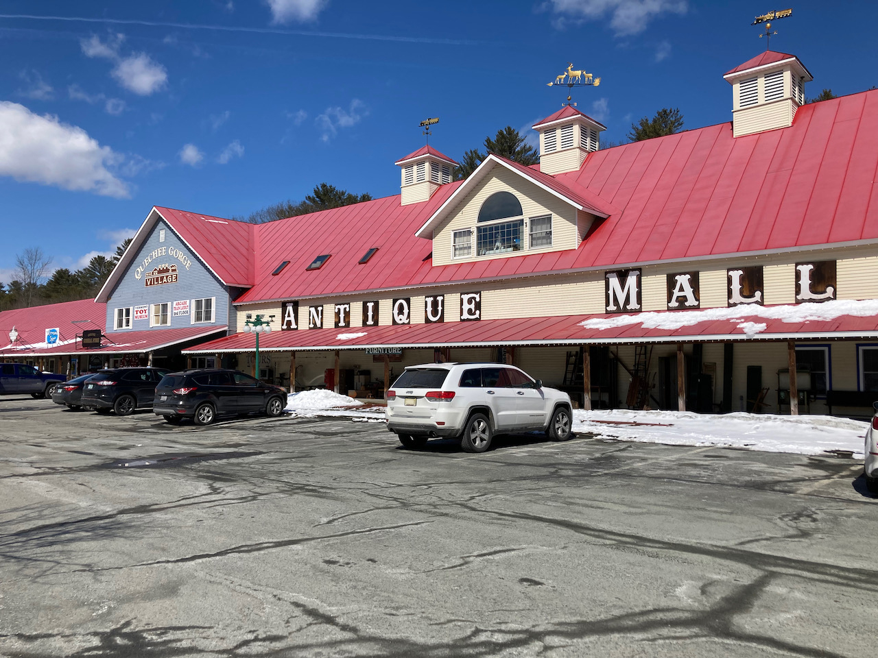 2014 Jeep Grand Cherokee parked in front of Quechee Gorge Village.