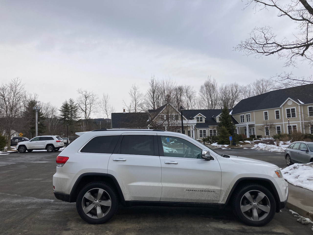 2014 Jeep Grand Cherokee parked outside 506 on the River Inn.
