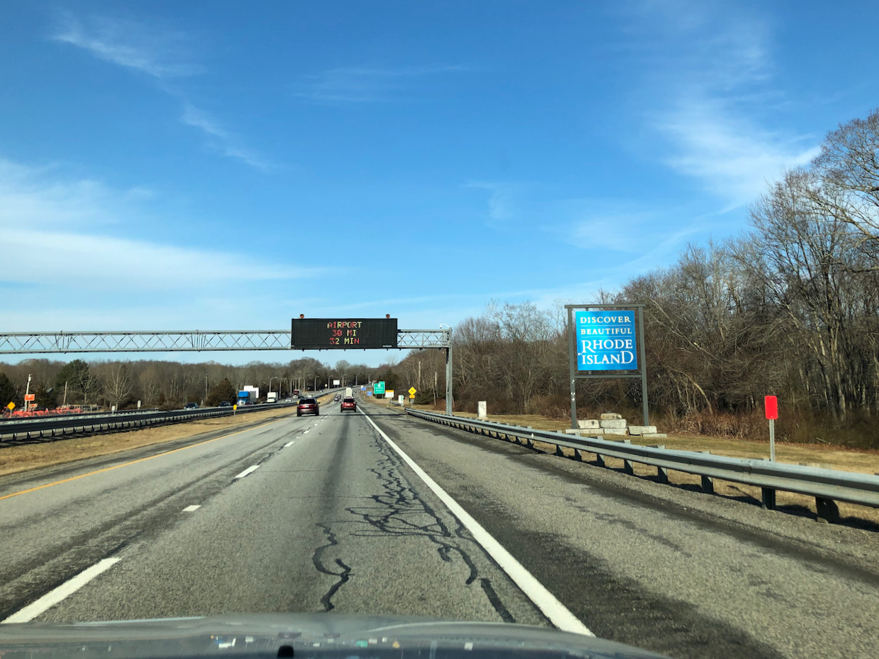 I-95 with sign by side of road that says DISCOVER BEAUTIFUL RHODE ISLAND.