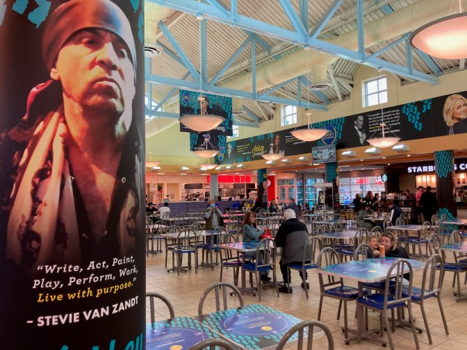 Picture of Steve Van Zandt on pillar.