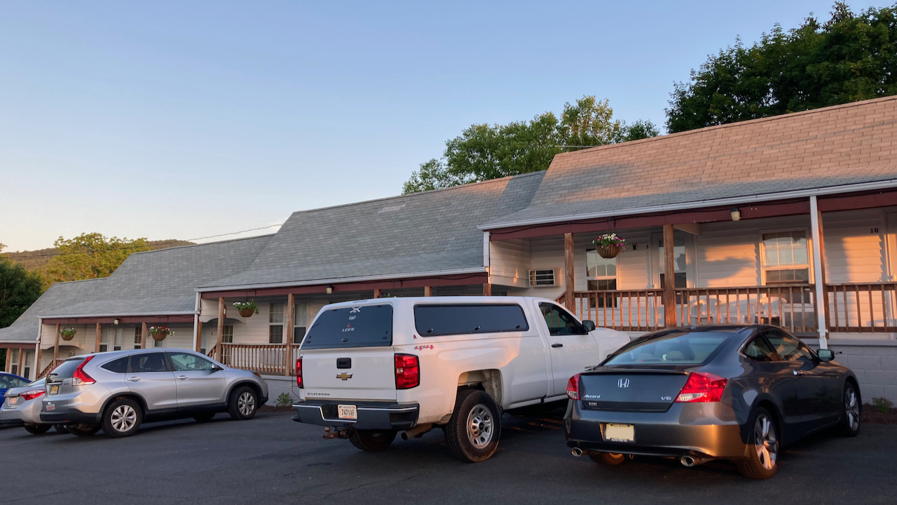 Exterior of Hillside Motel in Luray VA