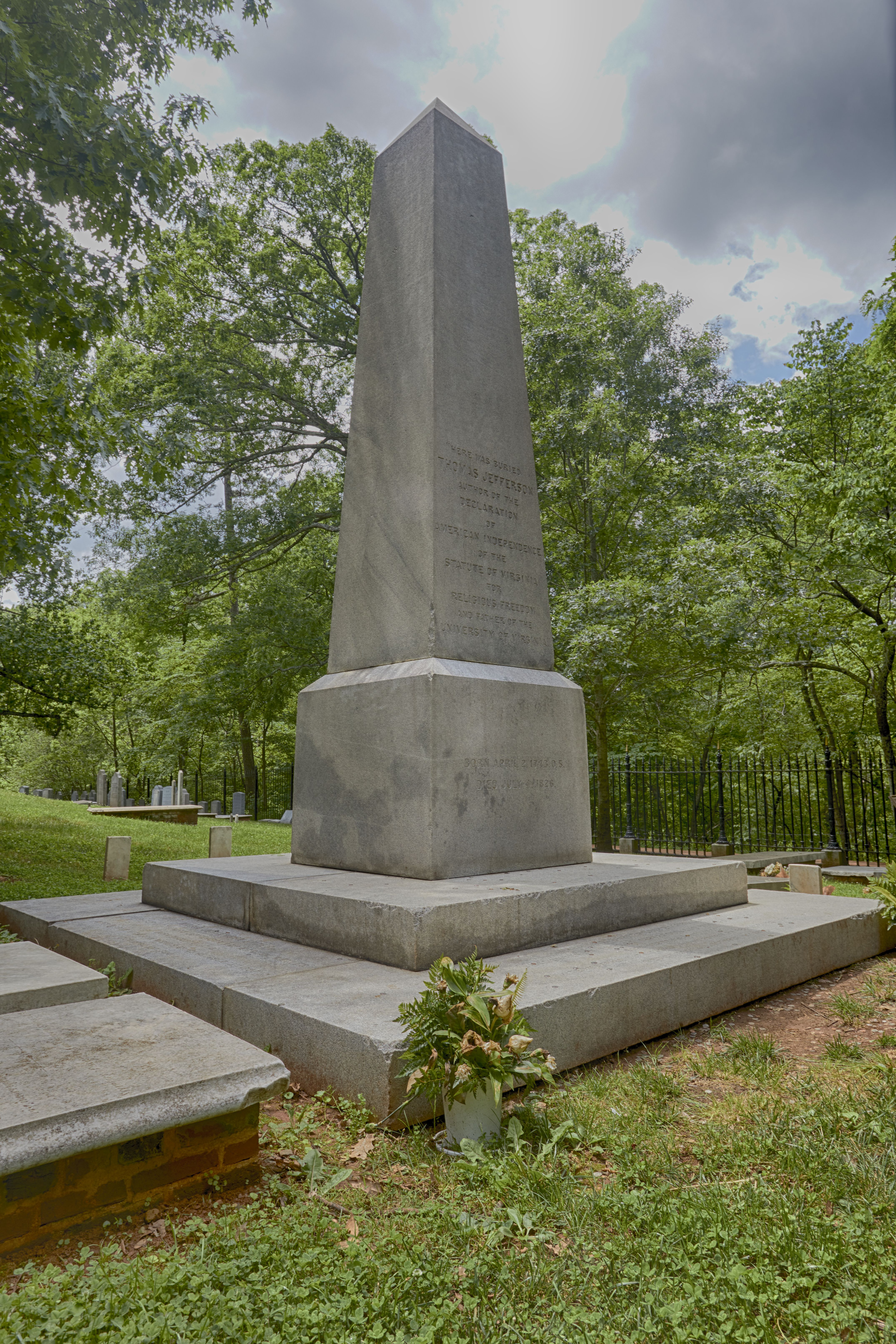 Jefferon's gravestone in cemetery.