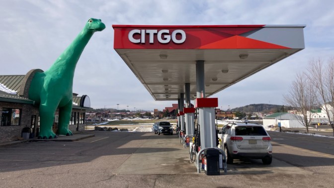 2014 Jeep Grand Cherokee parked at Citgo gas station. Station has dinosaur at entrance.