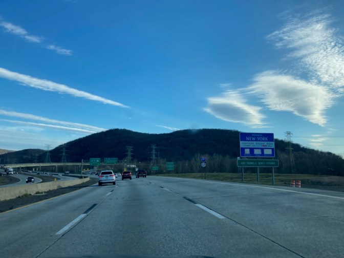 I-87 with WELCOME TO NEW YORK sign on side of road.