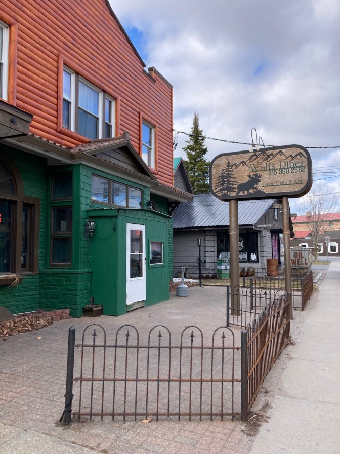Exterior of Walt's Diner.