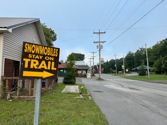Sign beside NY 28 that reads SNOWMOBILES STAY ON TRAIL.