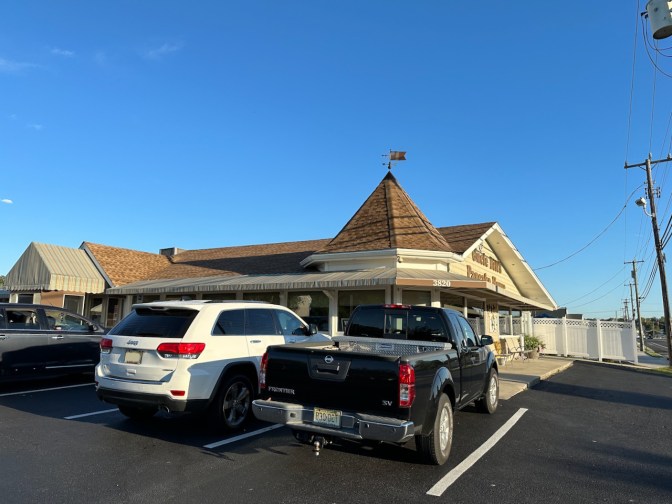 2014 Jeep Grand Cherokee parked in front of Uncle BIll's Pancake House.