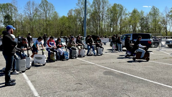 Lineup of riders on Motocompacto.