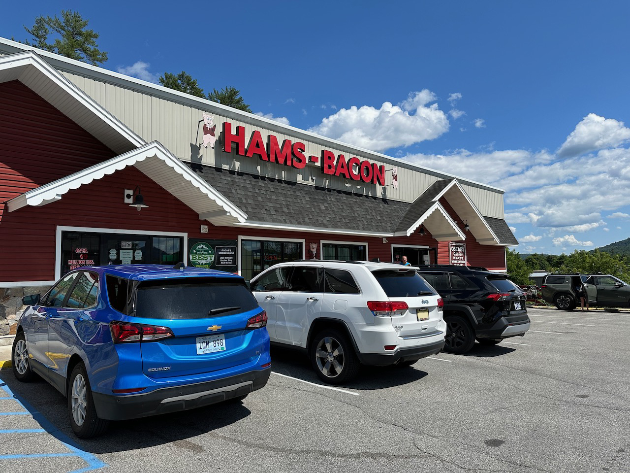 2014 Jeep Grand Cherokee parked in front of Oscar's Smokehouse.