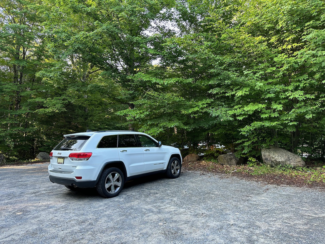 2014 Jeep Grand Cherokee in empty gravel parking lot.
