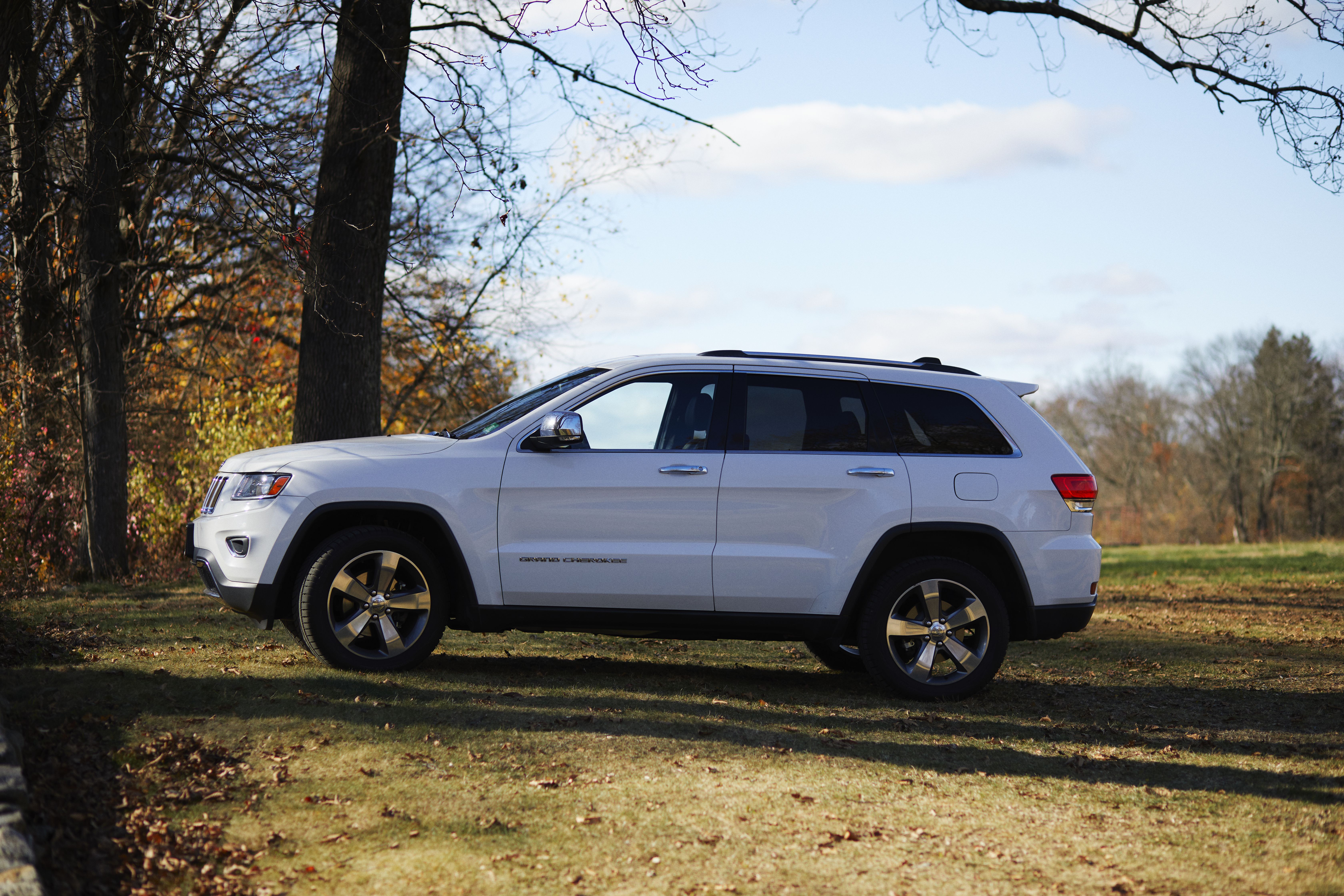2014 Jeep Grand Cherokee, parked in grassy field.
