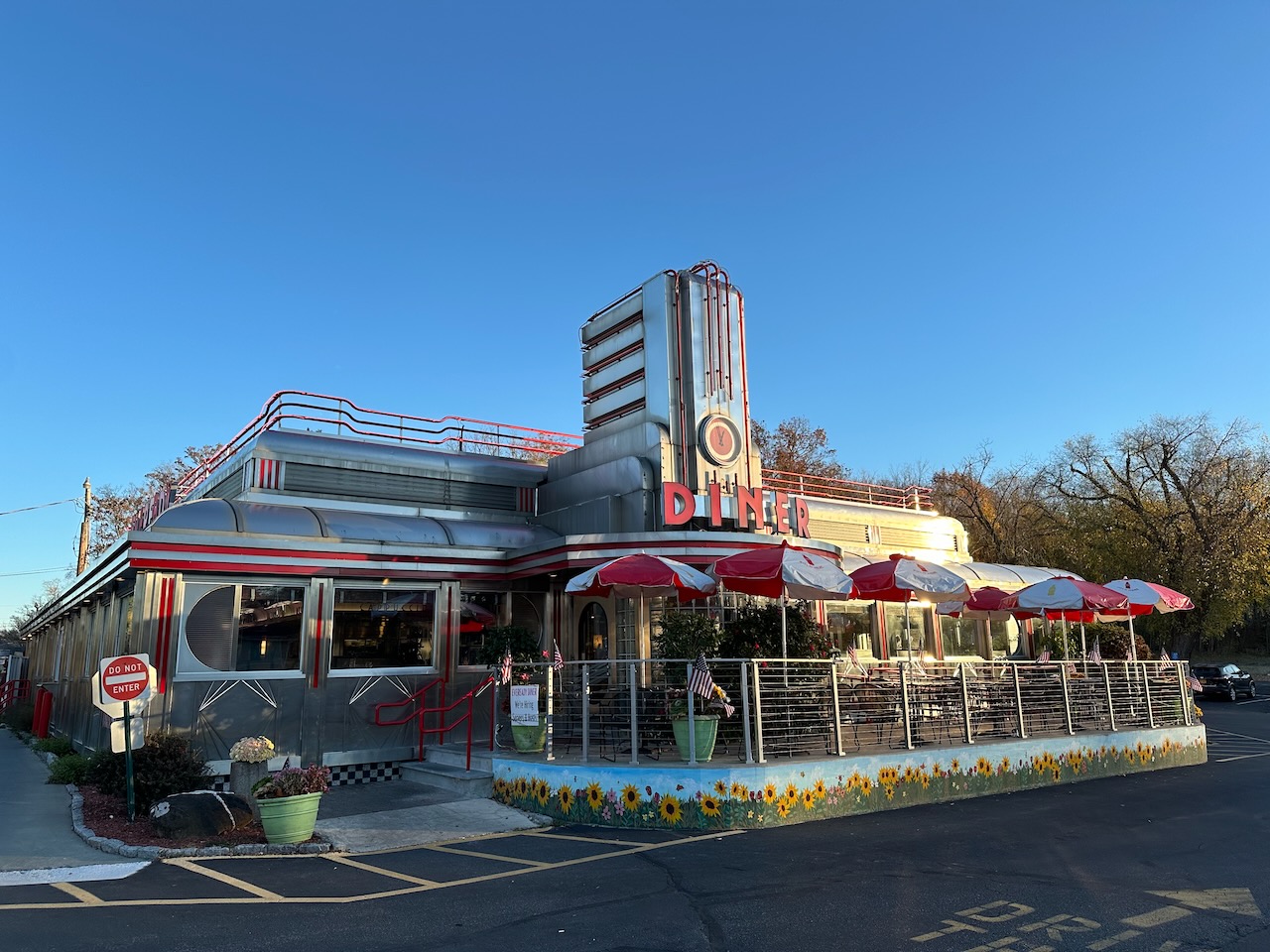 Exterior of Eveready Diner.