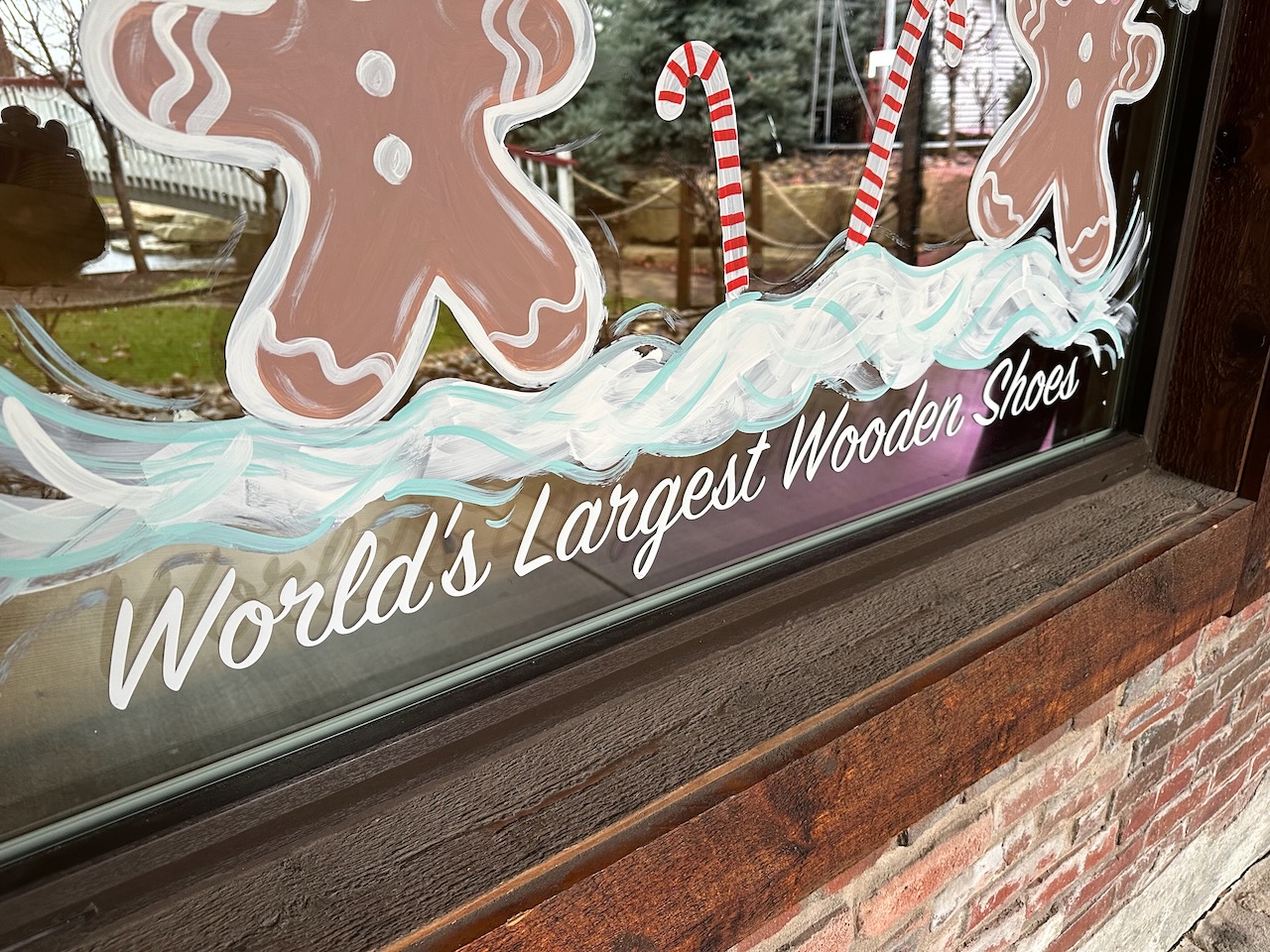 Lettering on window that says World's Largest Wooden Shoes.