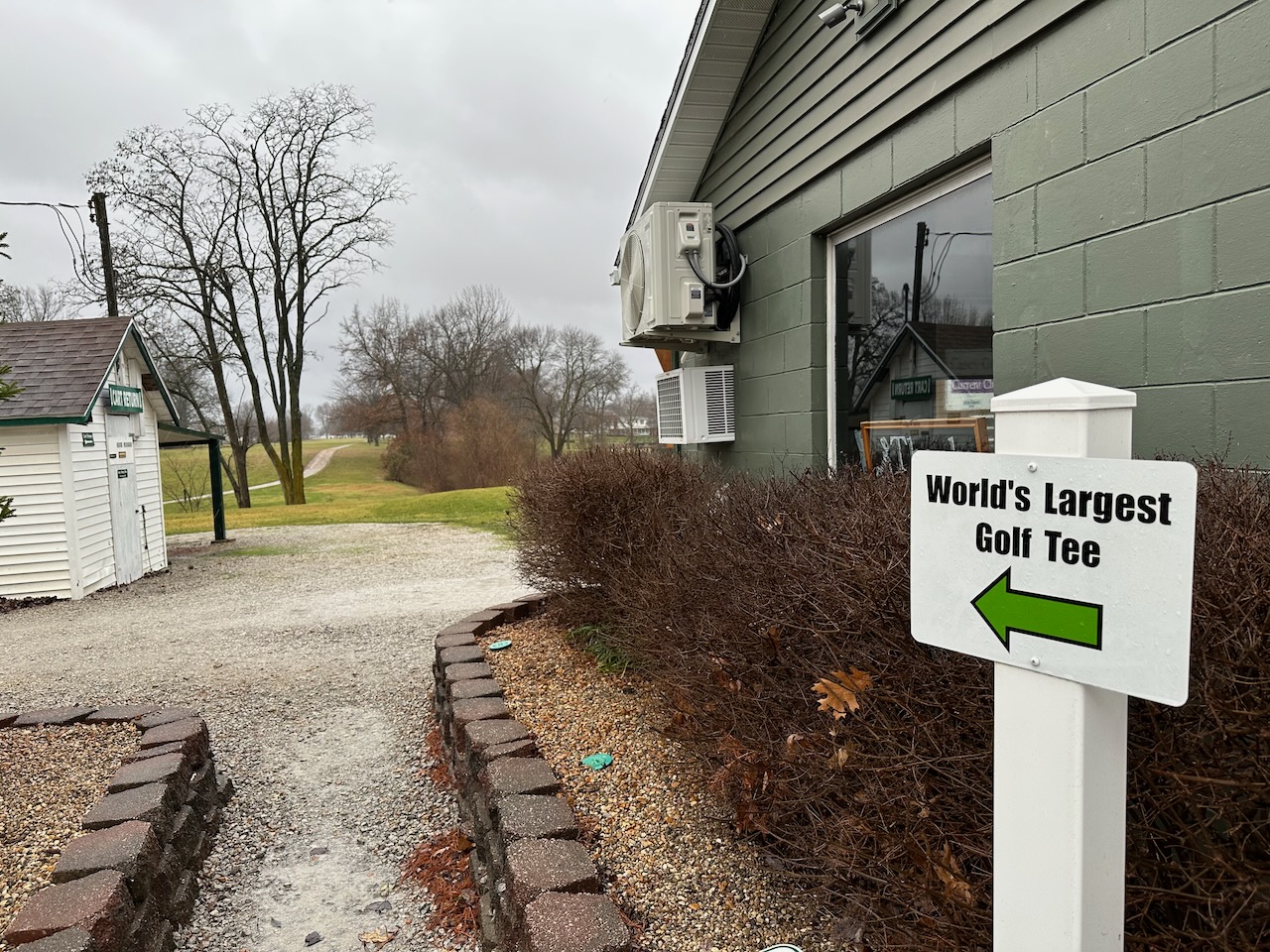 Sign pointing toward World's Largest Golf Tee.