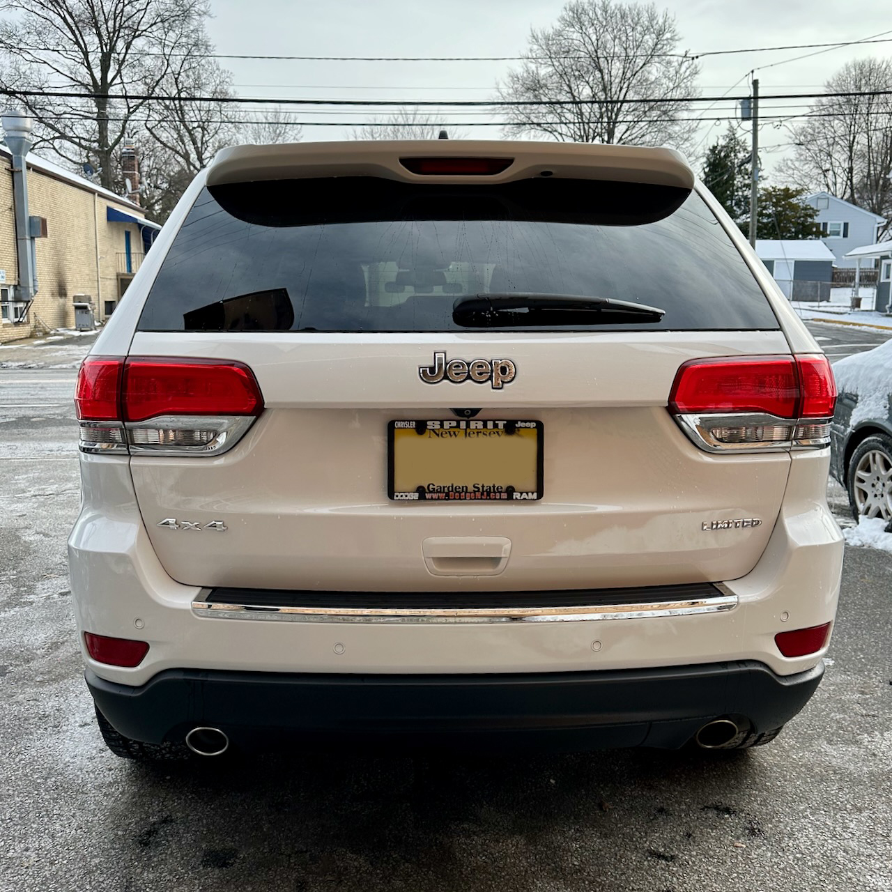 Rear view of 2014 Jeep Grand Cherokee. 