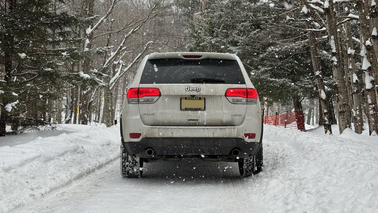 2014 Jeep Grand Cherokee parked on snowy road.