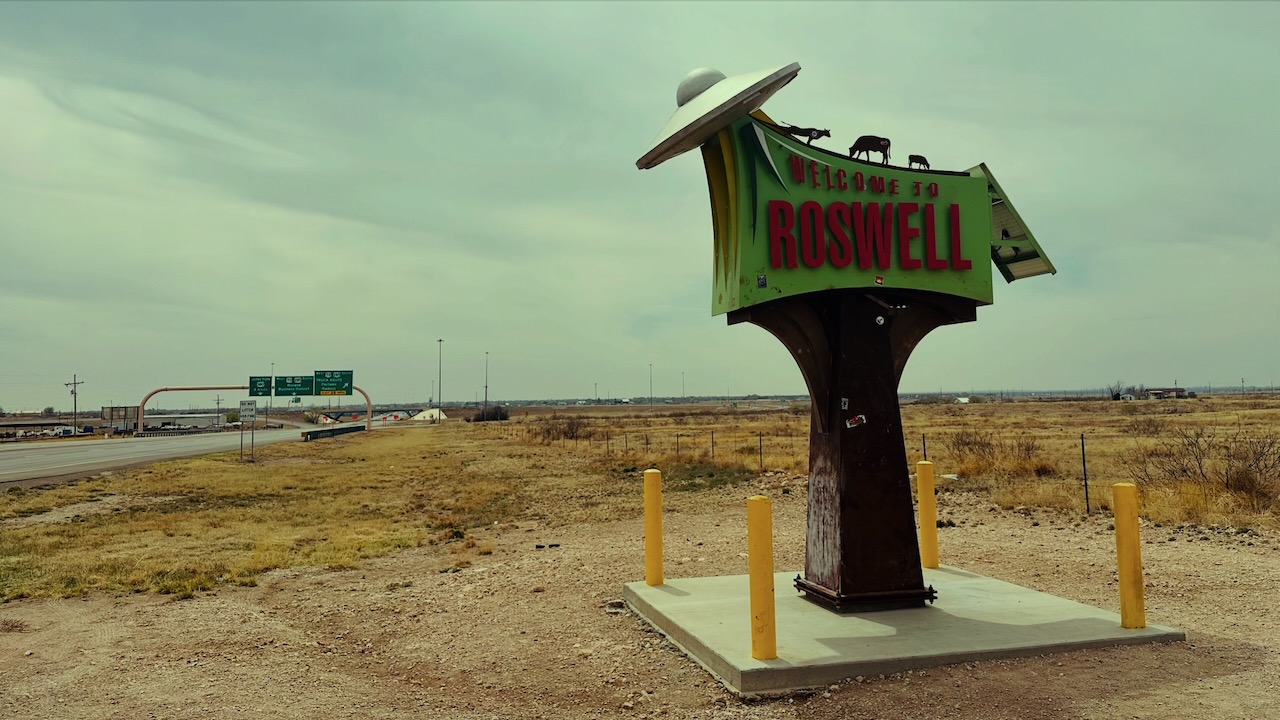 Welcome to Roswell sign, with flying sauce and 