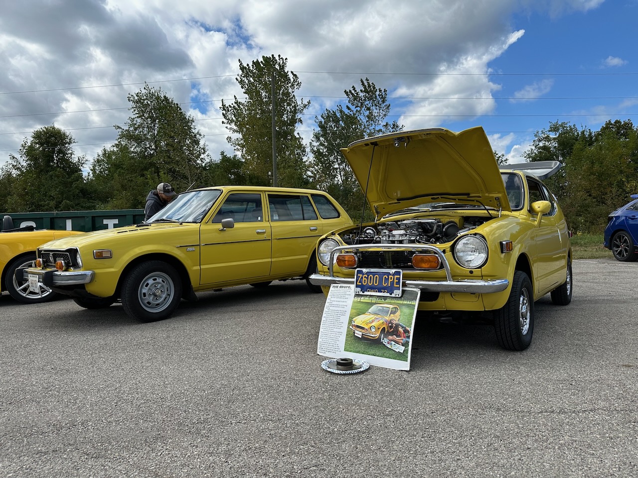 Honda Civic and Honda N600 parked in lot.