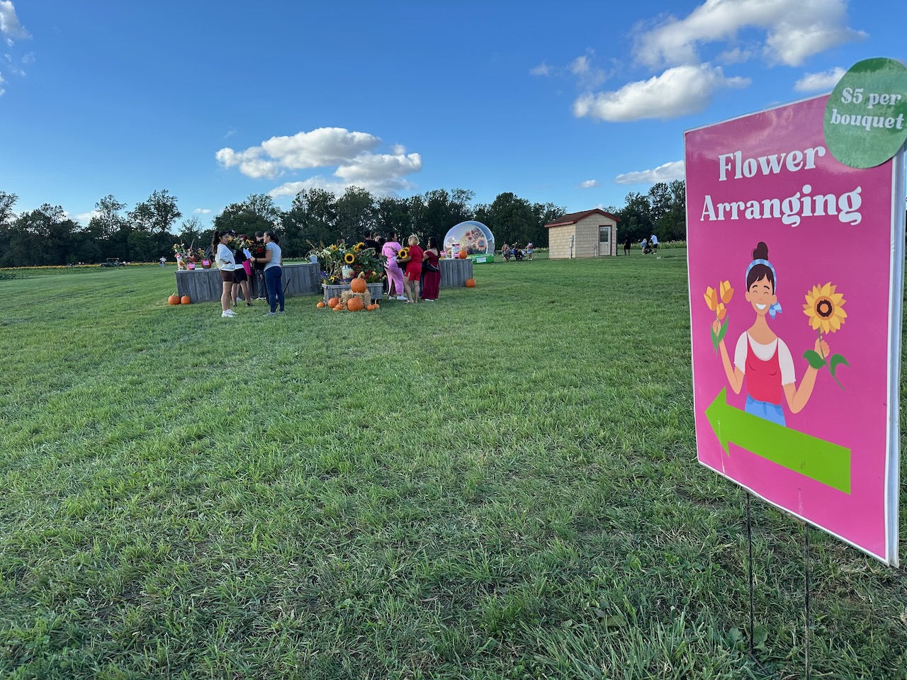 Sign pointing toward flower arranging table.