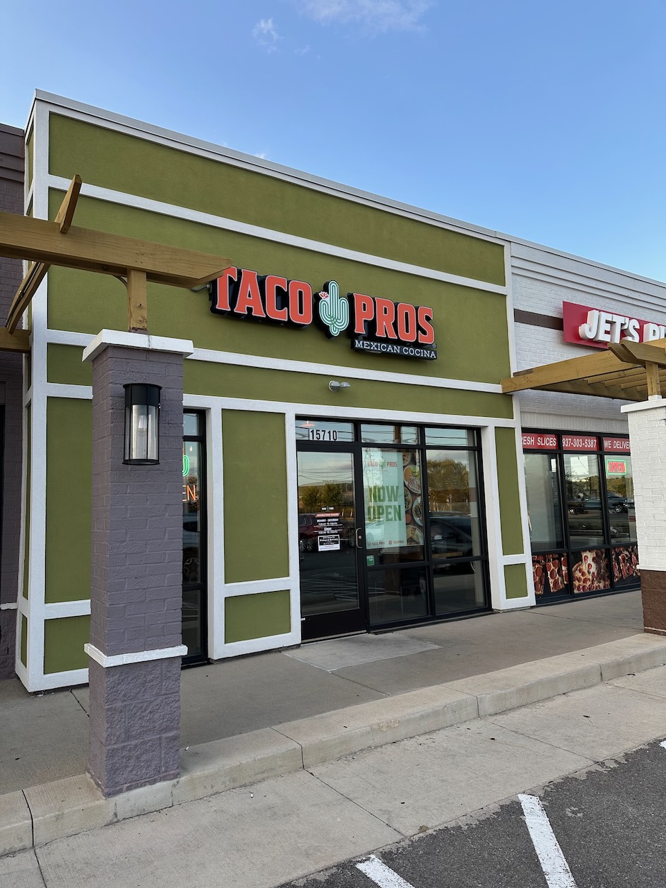 Exterior of Taco Pros.
