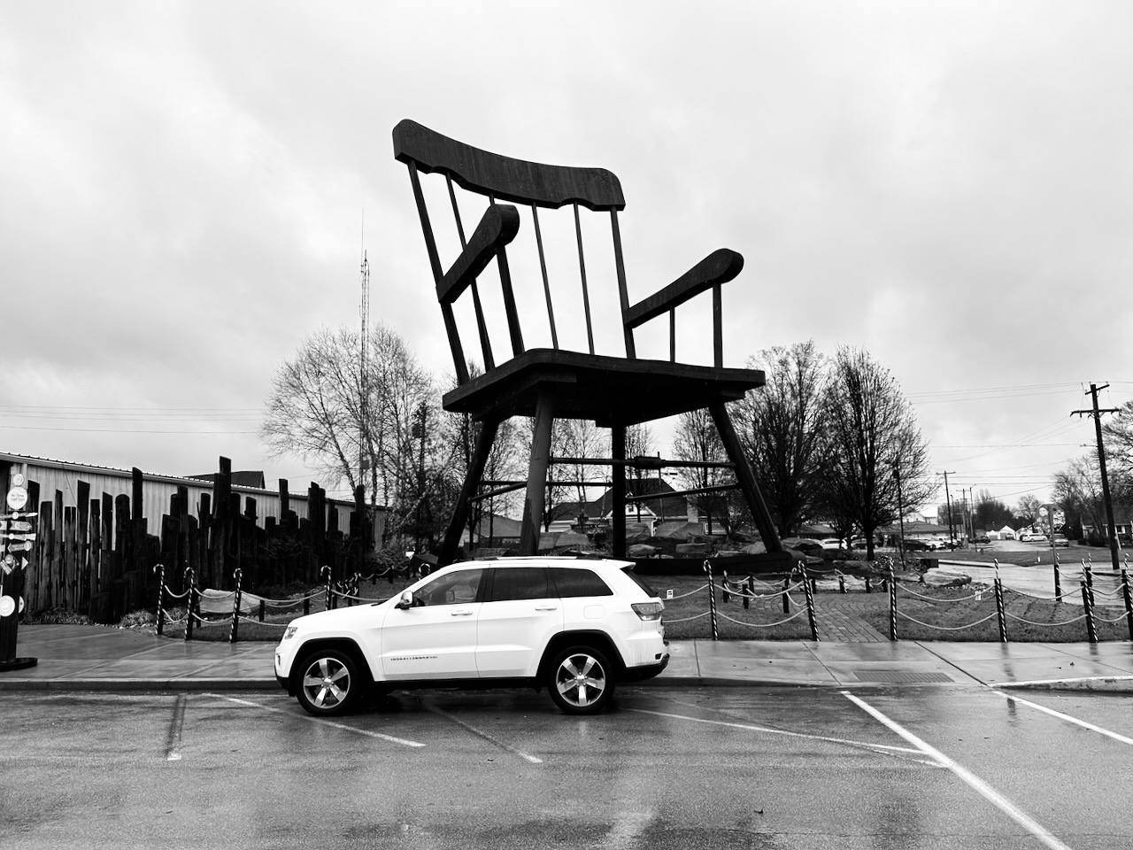2014 Jeep Grand Cherokee parked in front of World's Largest Rocking Chair.